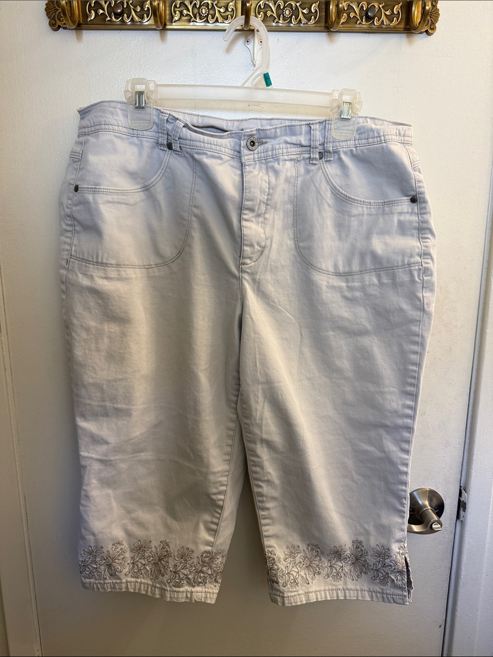 Gloria Vanderbilt Cream Cropped Jeans with Embroidered Hem